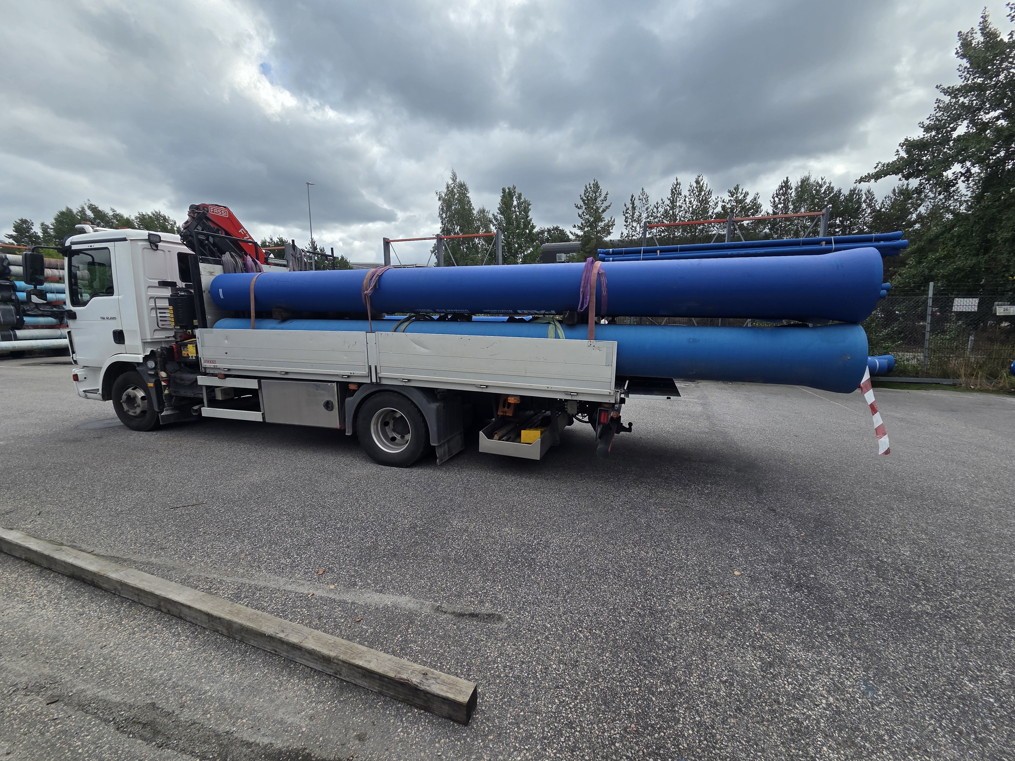 Lastbil med gods fastspänt på flaket under transport